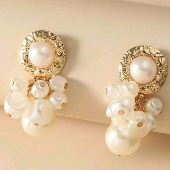 NEW! Classy Gold Pearl Cluster Pearl Post Earrings - Picture 1 of 5